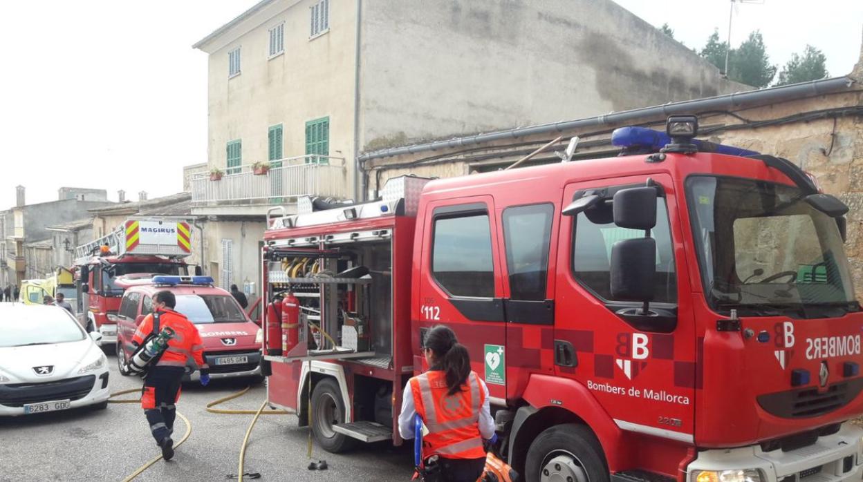 Los bomberos durante la extinción del siniestro