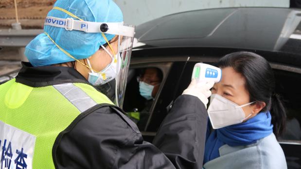 Una ciudad china fuera del foco de la epidemia se declara en cuarentena y luego se retracta