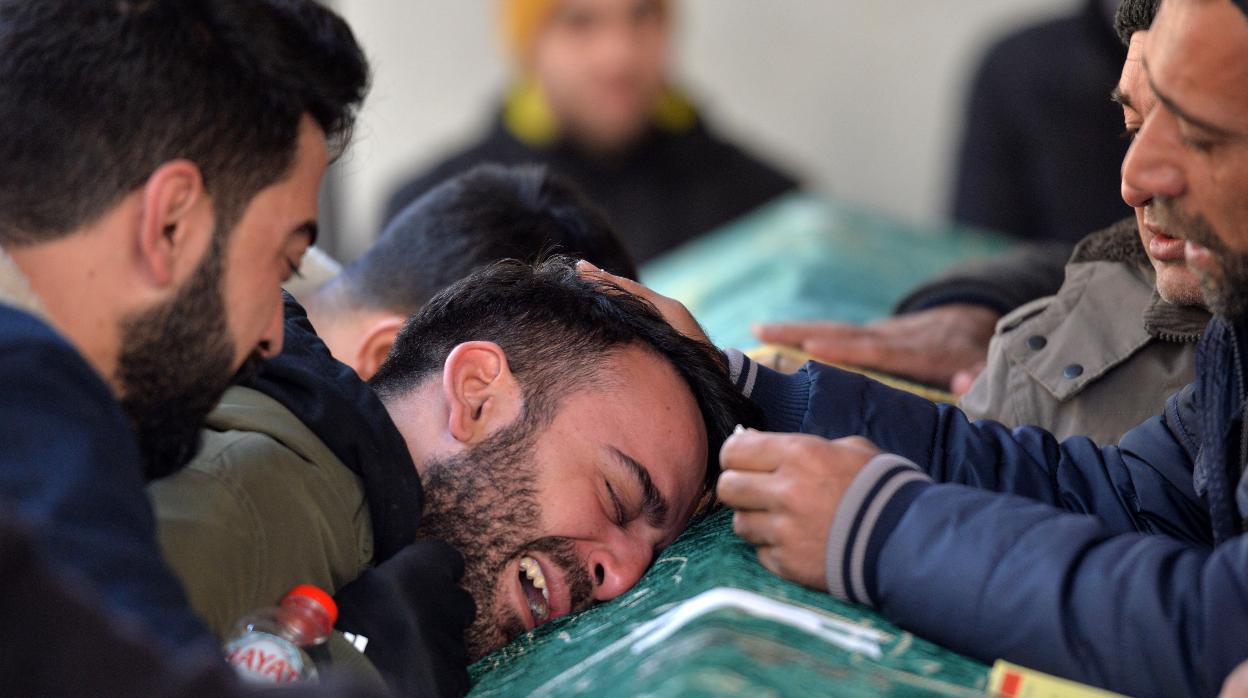 Familiares lloran durante un funeral de las víctimas del terremoto en Elazig, Turquía