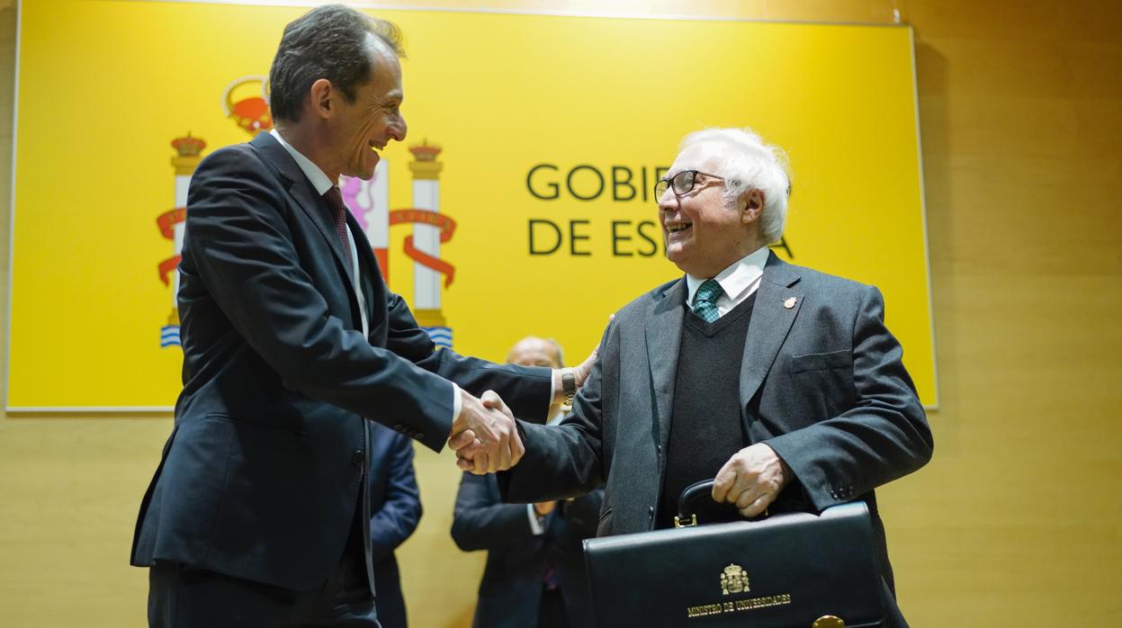El ministro de Ciencia e Innovación, Pedro Duque y el de Universidades, Manuel Castells durante la toma de posesión