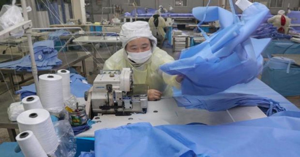 Una mujer trabaja en una fábrica textil en Nantong al este de China