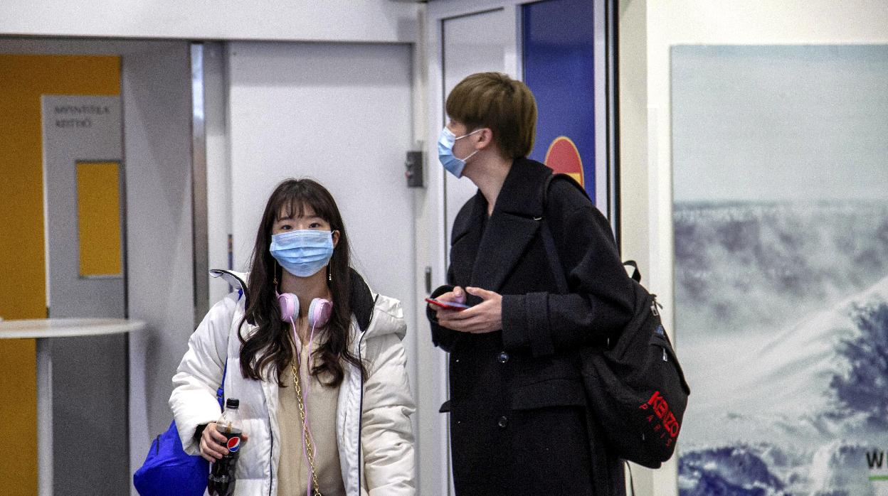 Turistas chinos en un aeropuerto de Finlandia