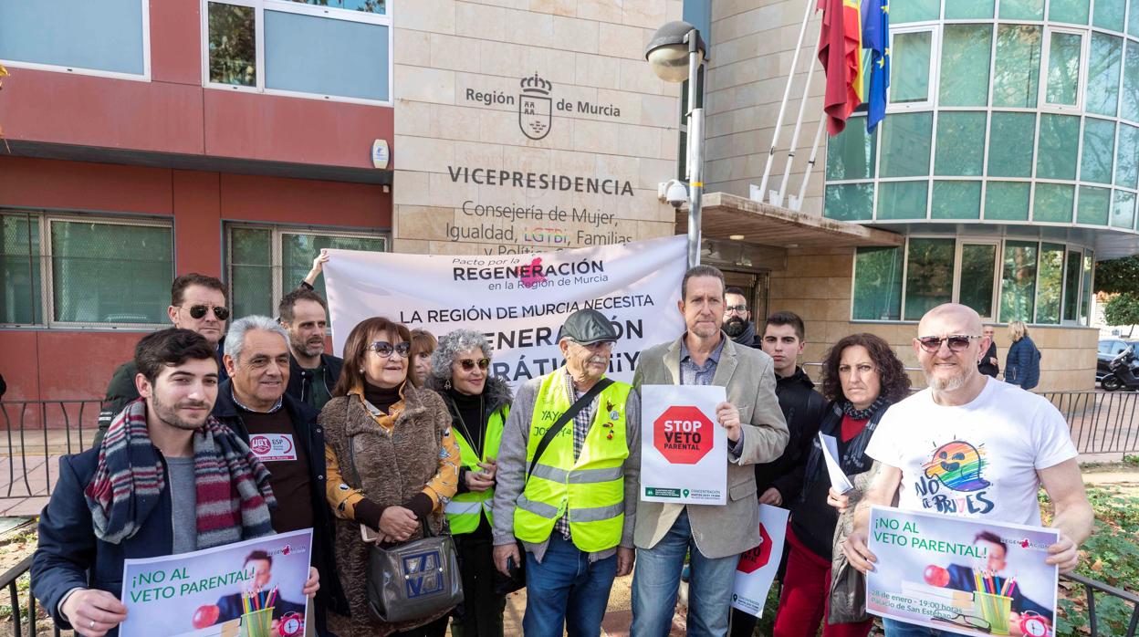 El portavoz de la plataforma cívica Pacto por la Regeneración en la Región de Murcia, Jerónimo Tristante (4d), la portavoz de la Plataforma en Defensa de la Escuela Pública María Verde, Francisca López (2d), el presidente del colectivo LGTBI "No te Prives" Jesús Costa (d), entre otros representantes de asociaciones de Murcia, han informado este miércoles frente a la Consejería de Igualdad de la convocatoria de una movilización contra el pin parental.