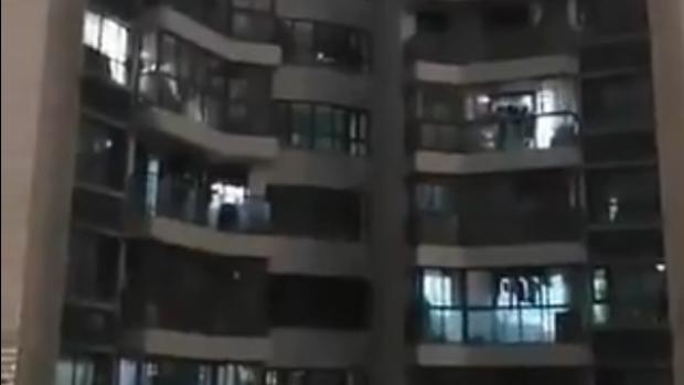 Residentes de Wuhan cantan y animan desde sus balcones mientras permanecen en cuarentena