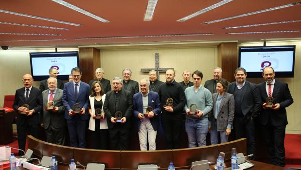 El columnista de ABC José María Carrascal recibe el premio ¡Bravo! Especial de la Conferencia Episcopal Española