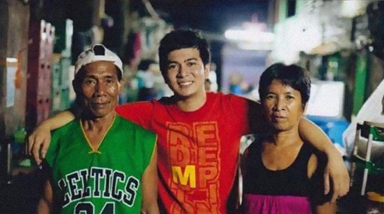 Jayvee Lazaro Badile II con sus padres adoptivos