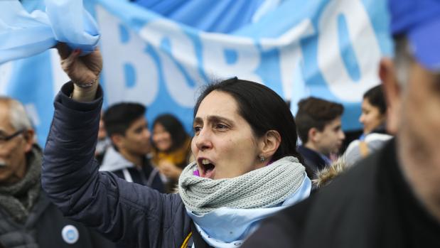 Fernández anuncia que su Gobierno presentará una ley para despenalizar el aborto en Argentina