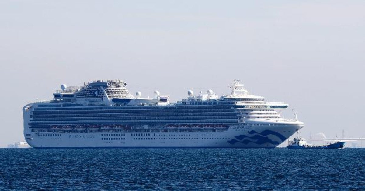 El crucero Diamond Princess anclado en el puerto de Yokohama por la cuarententa a causa del coronavirus de China