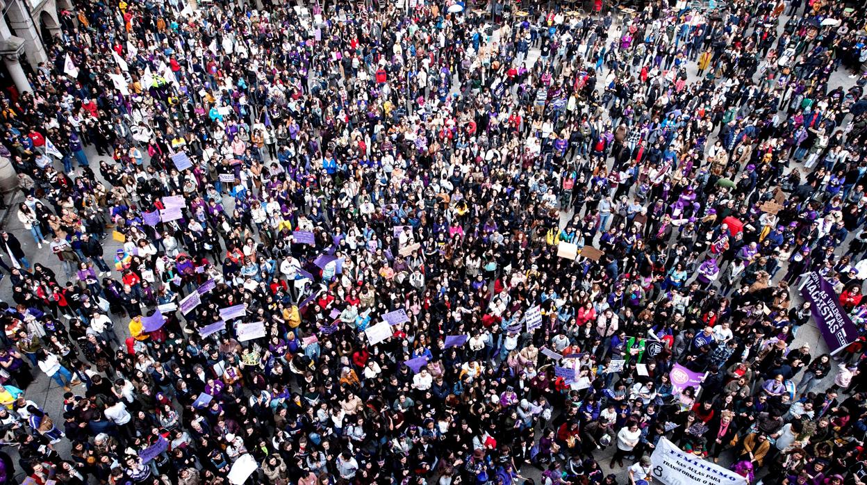 Centenares de mujeres participan en la movilización con motivo de la huelga feminista y del Día Internacional de la Mujer, celebrada en 2019 en la Plaza Mayor de Orense