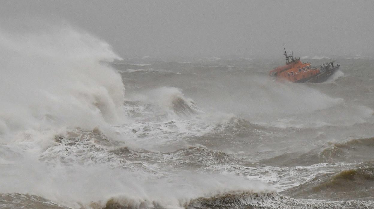 Un bote salvavidas navega con vientos fuertes causados por la tormenta Ciara en Gran Bretaña