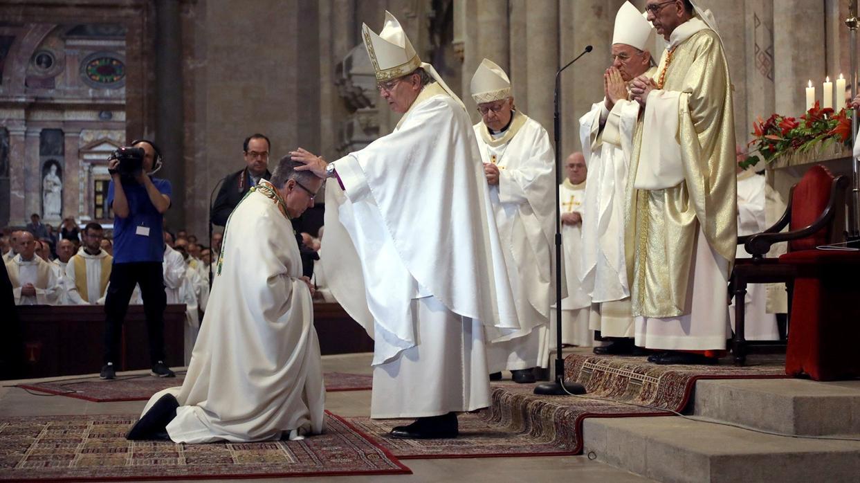 El arzobispo de Tarragona, Joan Planellas (de rodillas), recibe la imposición de manos del arzobispo saliente, Jaume Pujol, durante la ceremonia de Ordenación celebrada el pasado mes de junio en la Catedral de la ciudad