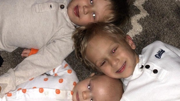 La triste historia de tres hermanos que luchan contra el mismo tipo de cáncer infantil raro