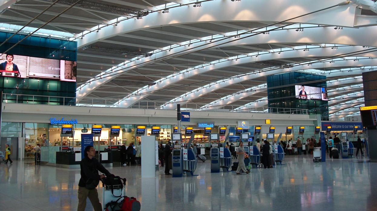 Interior del aeropuerto de Heathrow, en Londres