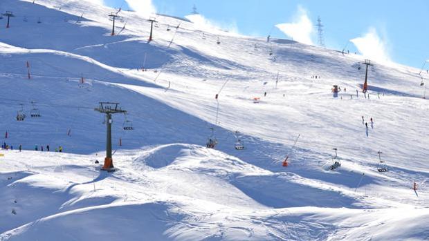 Polémica en Francia al transportar nieve desde un helicóptero para una estación de esquí