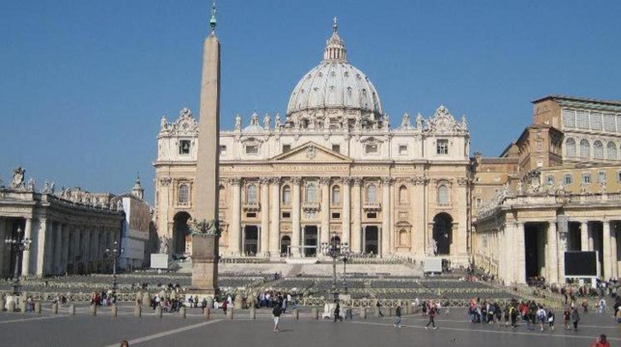 Una imagen de la plaza y la basílica de San Pedro en el Vaticano