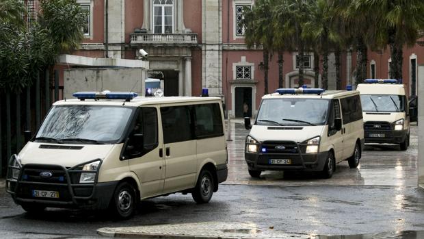 Un hombre rocía a su novia con gasolina y le prende fuego mientras dormía en Lisboa