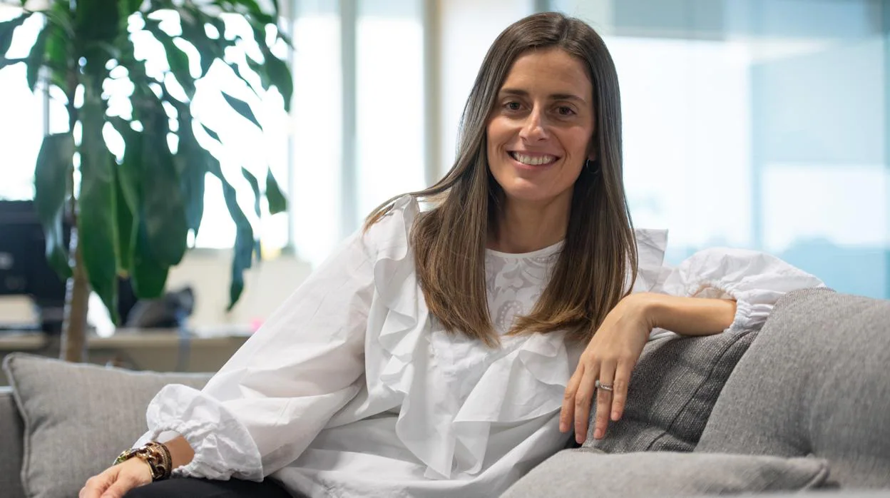 Martina Tomé, coruñesa vicepresidenta de Schneider Electric, posa en la sede de la multinacional en Barcelona
