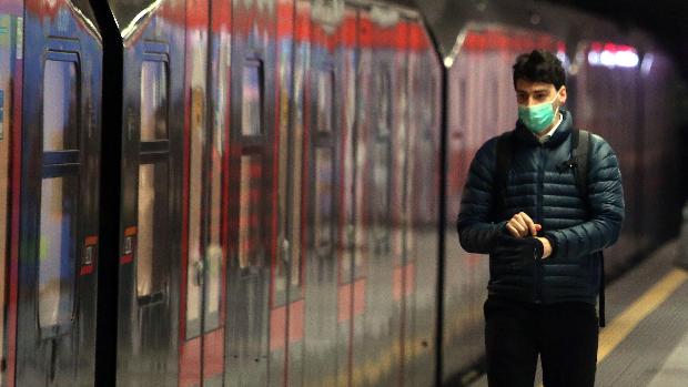 Italia sigue con pasión la disputa entre virólogos italianos, en desacuerdo sobre la gravedad del brote