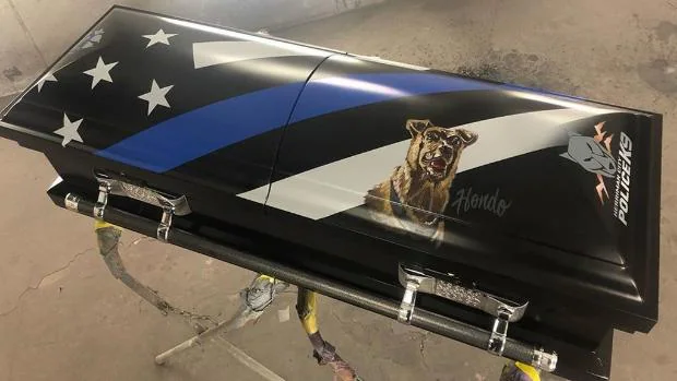 Entierro personalizado para un perro policía que murió de un tiro en una persecución en EE.UU.