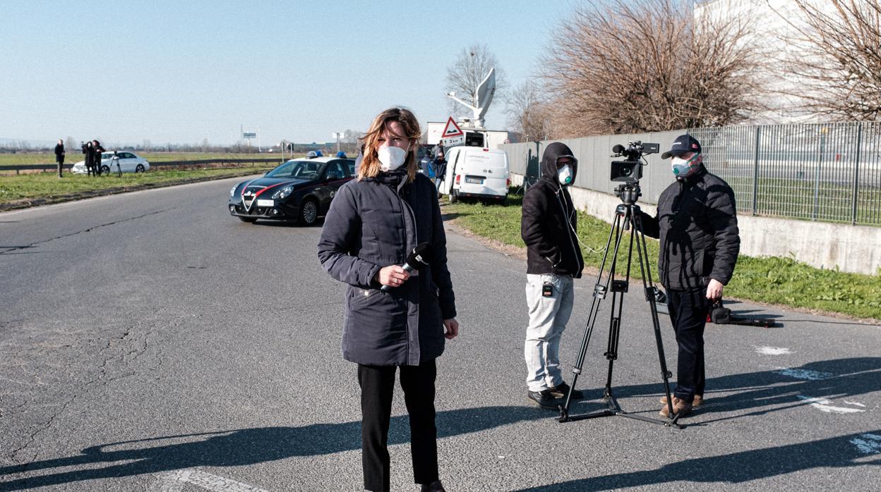 Periodistas cubren las noticias en la zona aislada en Lombardía (Italia)