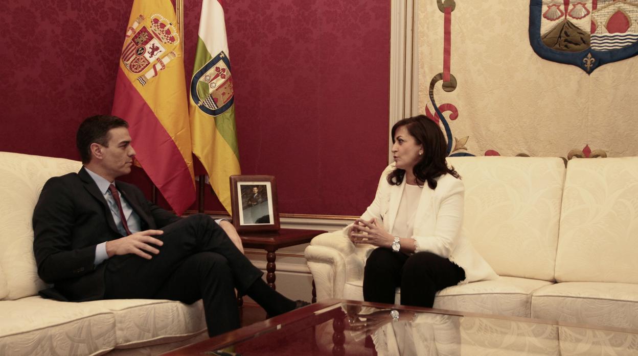 Pedro Sánchez, esta mañana, junto a la predienta de La Rioja, Concha Andreu