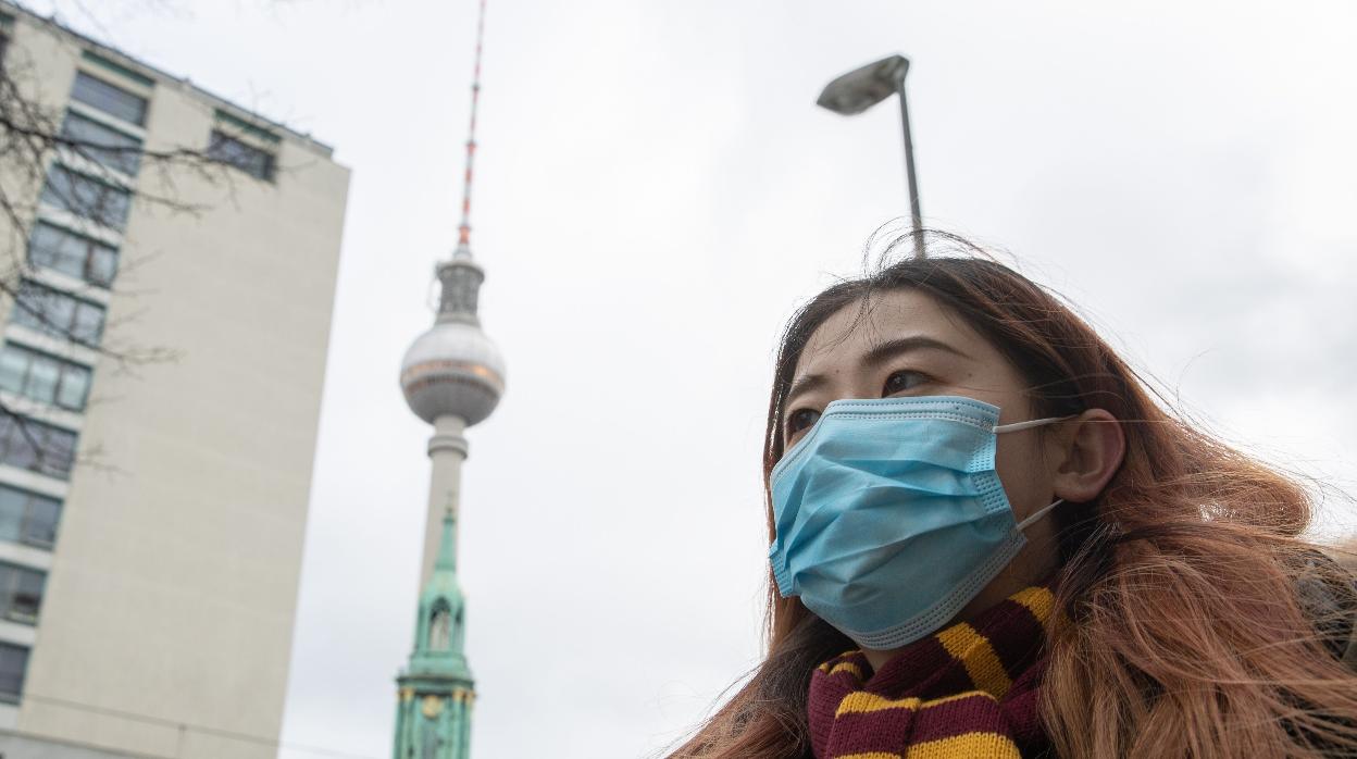 Una turista se protege con una mascarilla en Berlín (Alemania)