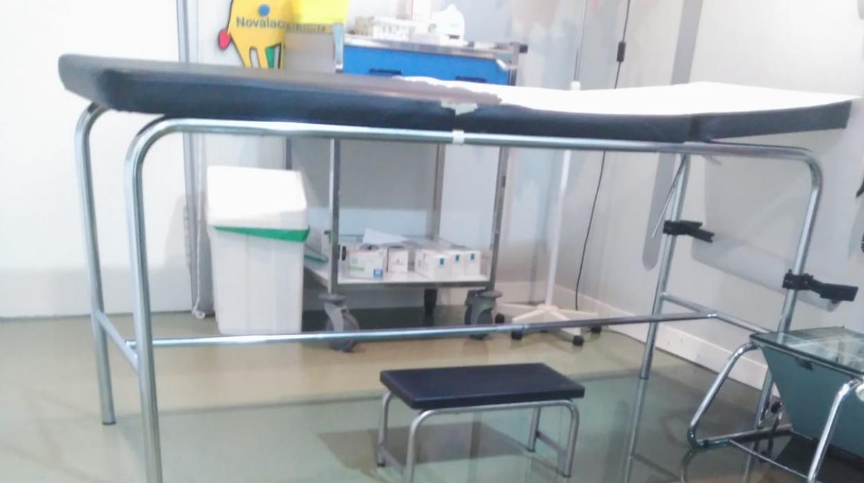 Imagen de una sala inundada del centro de salud de Pere Garau