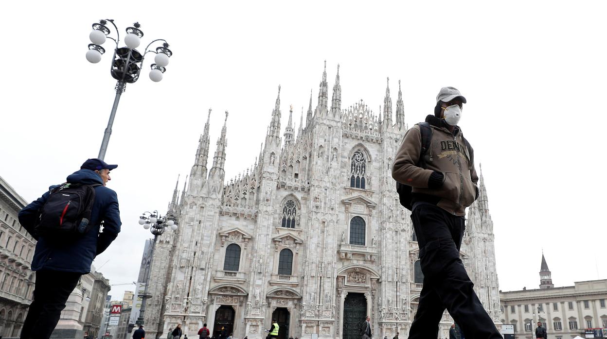 Un hombre lleva mascarilla en Milán