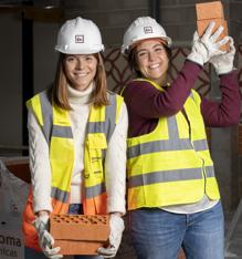 Mujeres en la obra construyendo igualdad: «¡Patada al muro!»