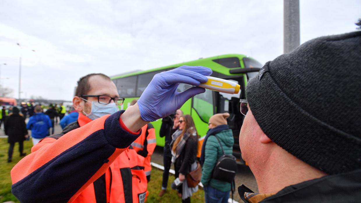 Efectivos de emergencias toman la temperatura en la frontera entre Polonia y Alemania, en Kolbaskowo