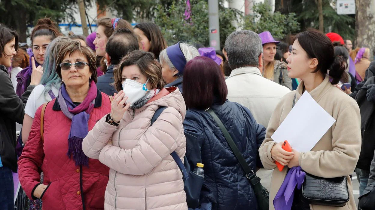 Una mujer con mascarilla durante la manifestación del 8M en Madrid