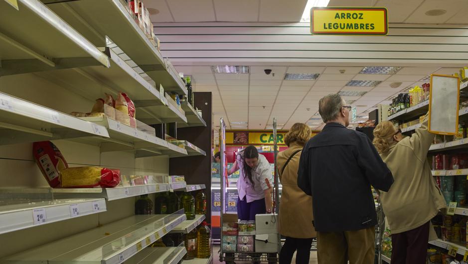 La psicosis le gana la partida al coronavirus en los supermercados de barrio