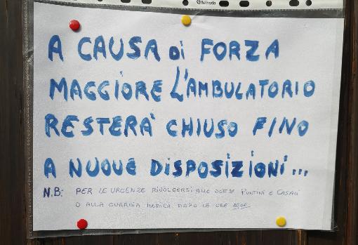 Cartel en la puerta del ambulatorio cerrado en el que se puede leer« A causa de fuerza mayor el ambulatorio permanecerá cerrado hasta nuevas disposiciones»