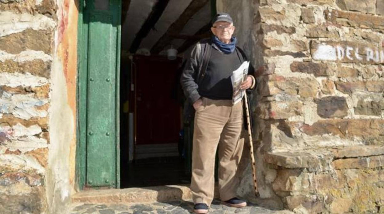 Un anciano en la puerta de su casa en un pueblo de la comarca de Tierras Altas (Soria)