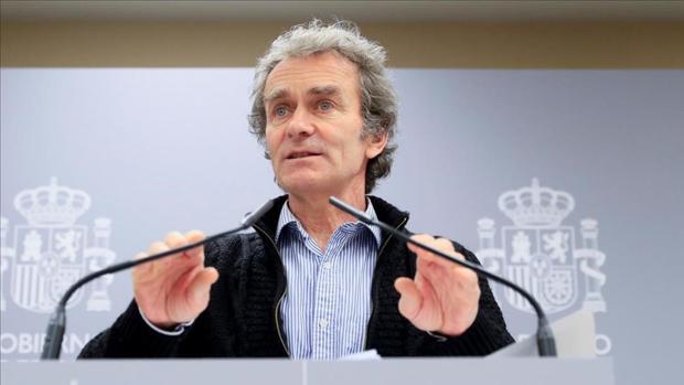 Fernando Simón: «Hay que revalidarlas, pero haremos inmediatamente las pruebas a los casos con síntomas leves»