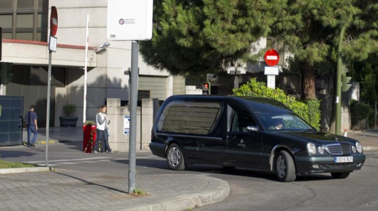 Un coche fúnebre sale de un tanatorio madrileño en una imagen de archivo