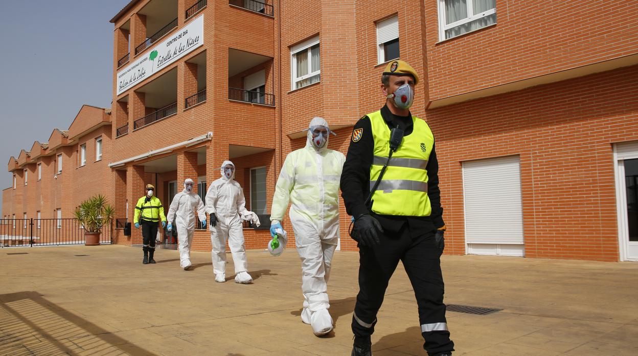 Miembros de la UME saliendo de la residencia de mayores de La Zubia (Granada) para desinfectar por coronavirus