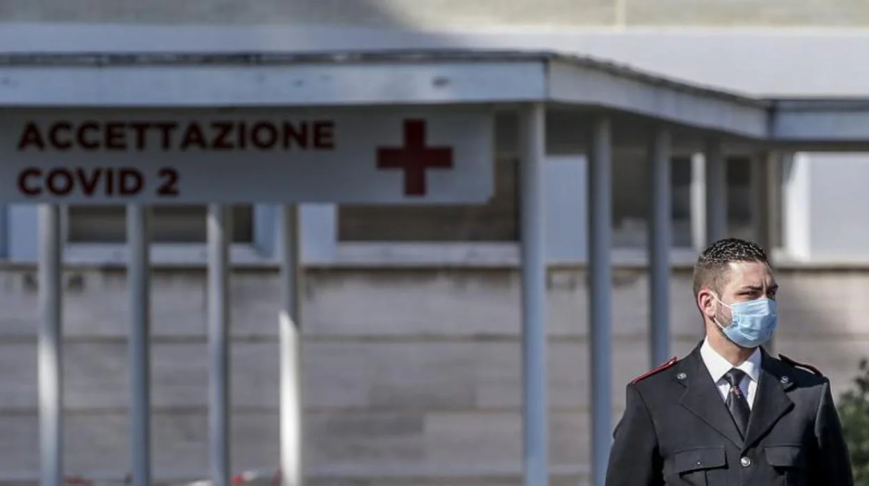 Un vigilante observa delante de una unidad hospitalaria del hospital Gemelli de Roma