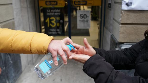 ¿Cómo puedo desinfectar mi hogar si convivo con un contagiado?