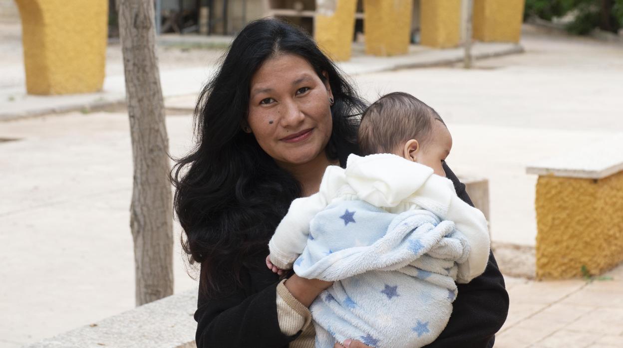 Alison con su bebé, ambos curados