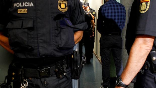 Orden de alejamiento de sus padres por maltratarlos y decir que está protegido por extraterrestres