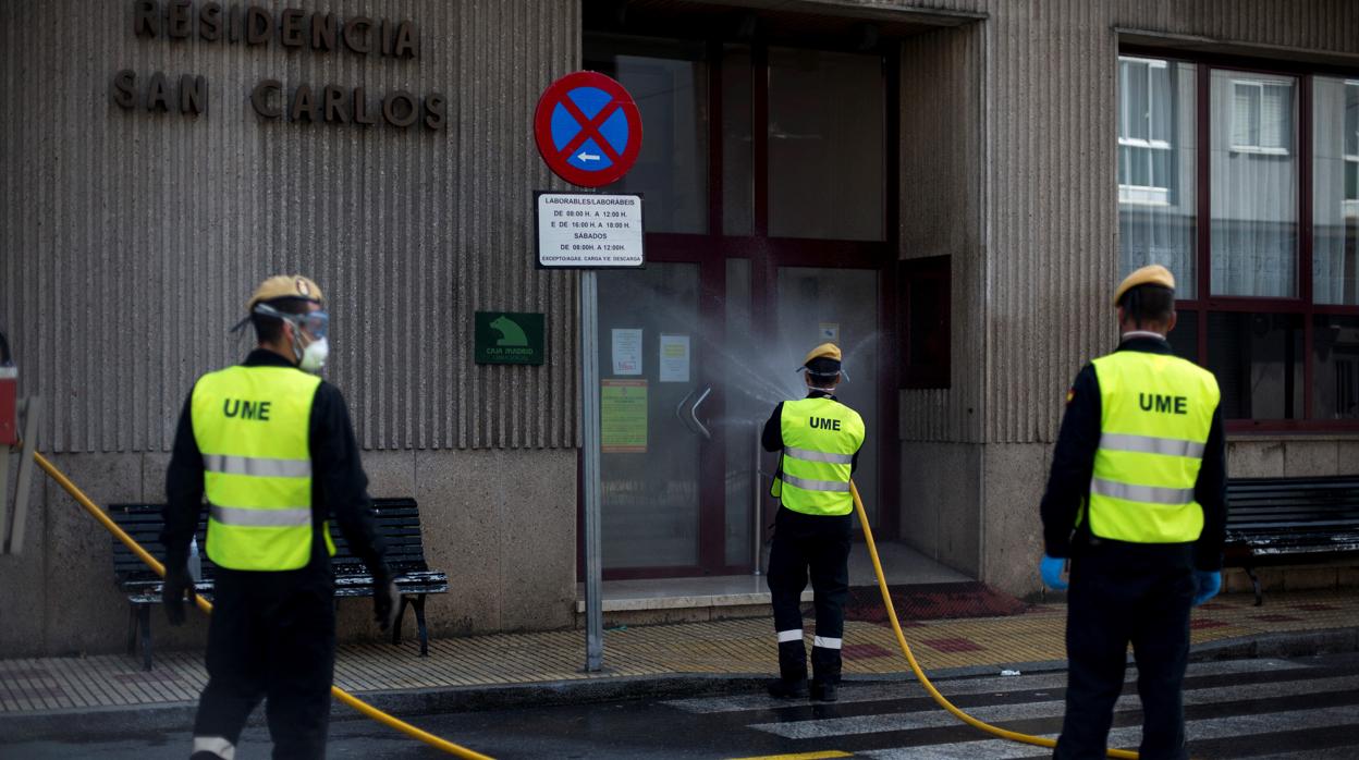 Soldados de la UME desinfectan la residencia San Carlos de Celanova, en Orense