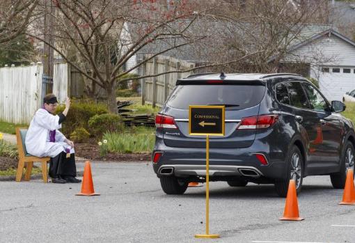 «Autoconfesionarios» en EE.UU.: un sacerdote escucha confesiones desde el coche por el coronavirus