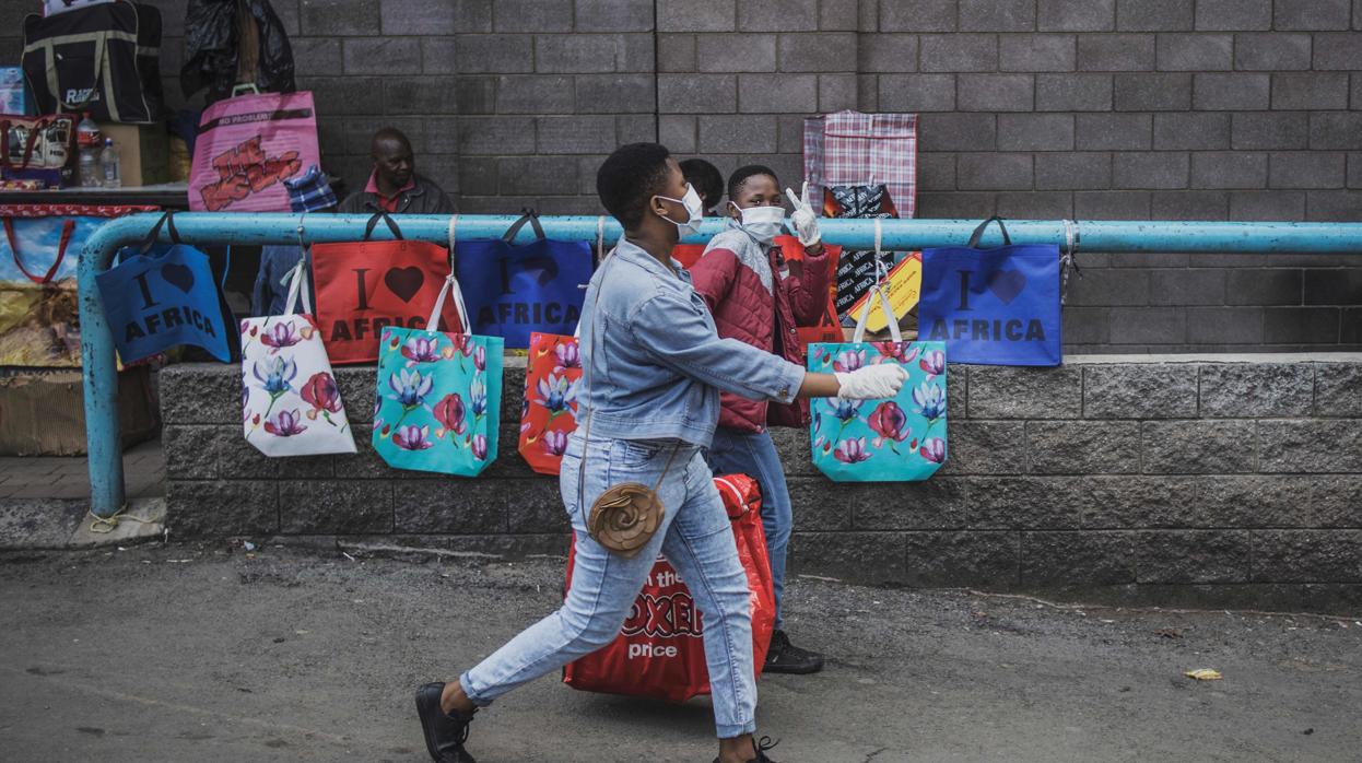 Niños con mascarillas en Johannesburgo, el 25 de marzo de 2020