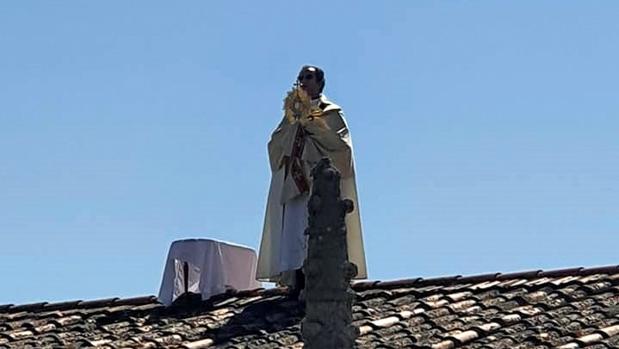 Un cura de Cáceres da misa en el tejado de la iglesia para pedir el fin del coronavirus