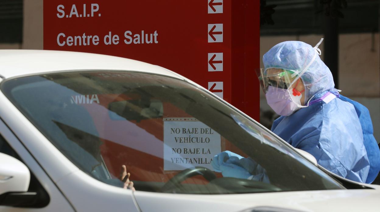 Miembros del hospital de la Malvarrosa, en Valencia, realizan test rápidos