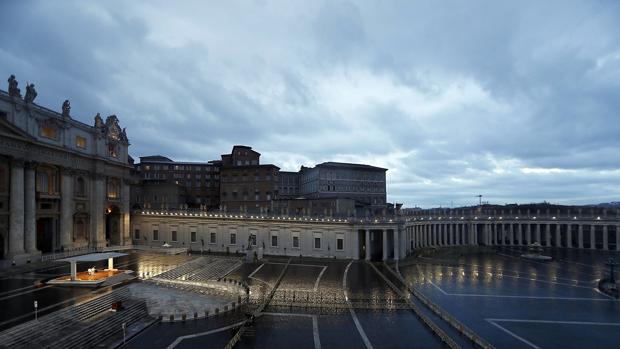 El Papa bendice al mundo entero y concede indulgencia plenaria en una plaza de San Pedro dramáticamente vacía
