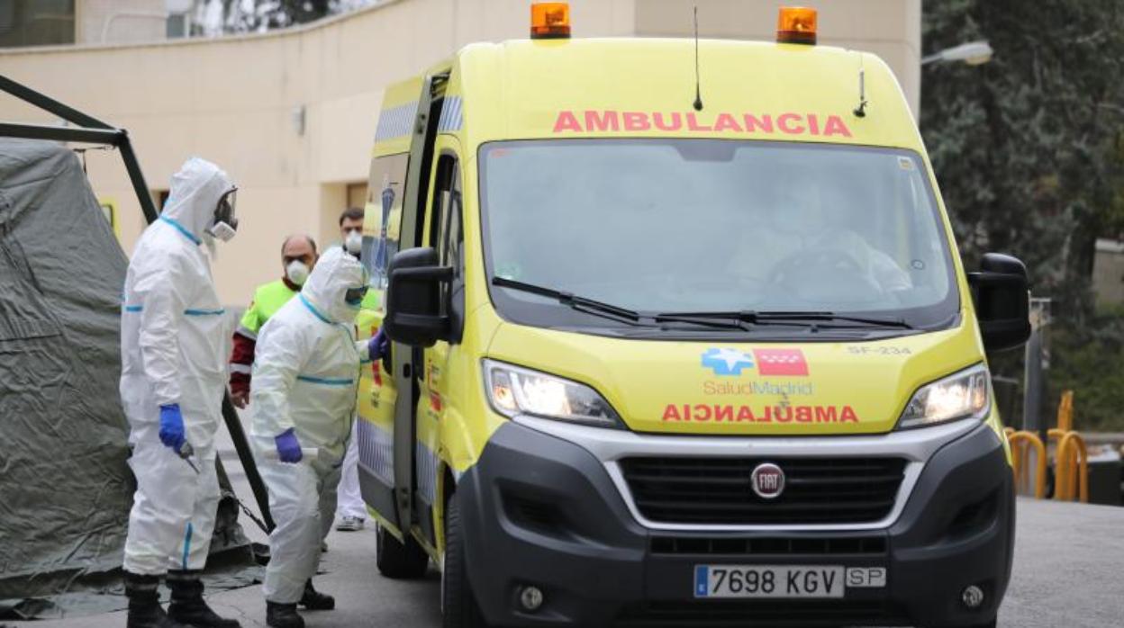 Coronavirus: Sanitarios en las inmediaciones de un hospital de campaña en Madrid