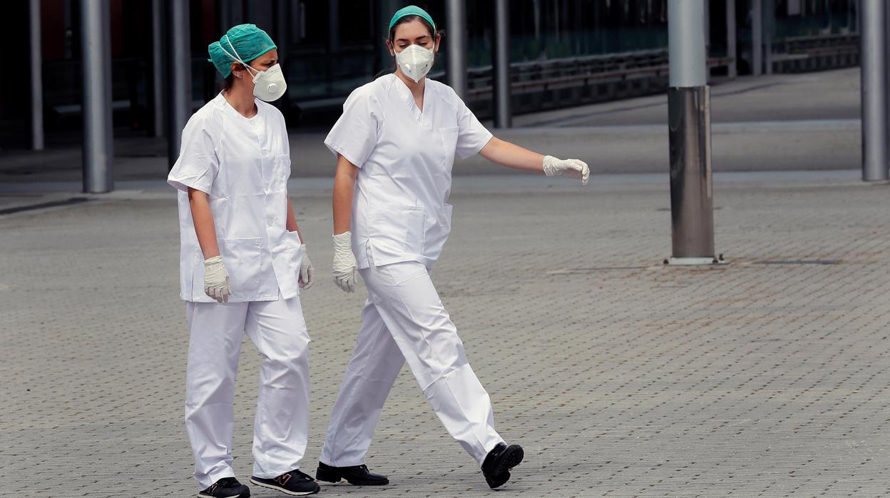 Personal sanitario camina por el área de descanso del Hospital de Ifema, habilitado para pacientes Covid-19