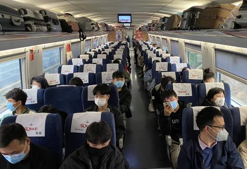 En el tren de alta velocidad de Shanghái a Wuhan, todos los pasajeros van protegidos con mascarillas y hasta capuchas.